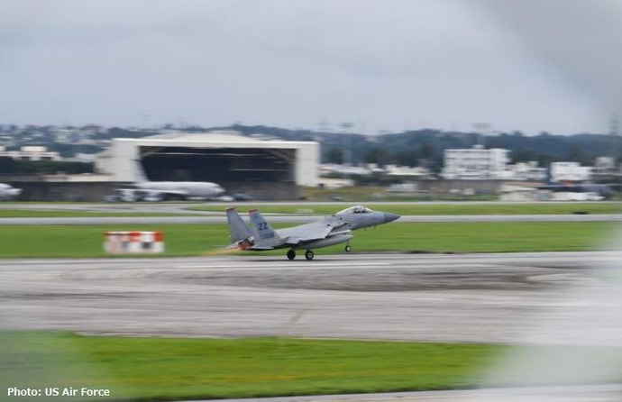 空自那覇基地からF-15戦闘機のスクランブルが相次ぐ…米軍嘉手納基地からも多数の軍用機が離陸！