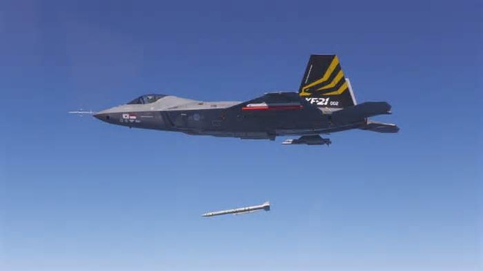 韓国軍、国産戦闘機KF-21で空対空ミサイル「ミーティア」の発射実験…1機に4発を装着可能！