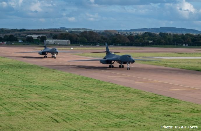 米空軍のB-1Bランサー戦略爆撃機2機が英国フェアフォード空軍基地に展開！