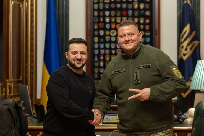 ウクライナのゼレンスキー大統領、ザルジニー軍司令官の解任を発表…笑顔の写真添え「円満」アピールも！