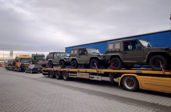 自衛隊車両1/2トントラック、東部戦線で戦闘任務に…ウクライナ兵「このミツビシは道なき荒れ野を走っても快適で堅牢」！