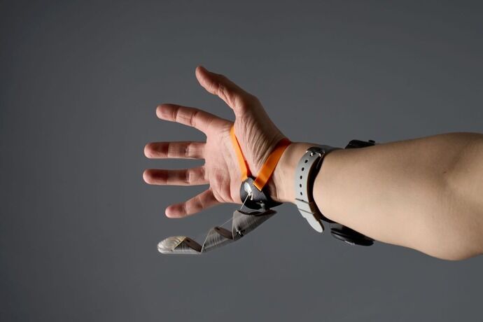 手の機能を強化する親指型ロボット「Third Thumb」…英ケンブリッジ大が開発！