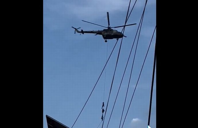 ネパール軍のヘリコプターでつり下げられ救出される政治家たち！