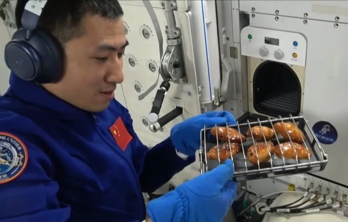 人類初「宇宙でのBBQ」に成功、中国が宇宙ステーション内で「焼く」調理に成功！