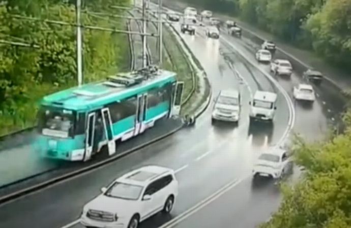 ロシアで路面電車が暴走、乗客が投げ出され死亡…もろくに整備出来ないほど困窮か？！