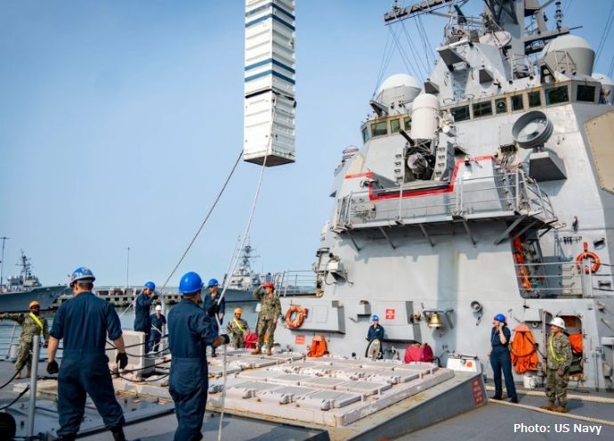 米海軍ミサイル駆逐艦でミサイルをVLS垂直発射装置に迅速に装填する訓練！