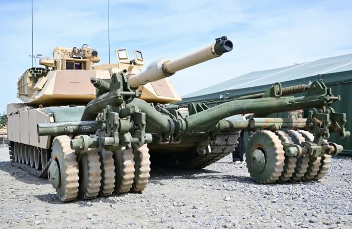 ウクライナ兵士はM1A1エイブラムス戦車と地雷トロールの使い方を学んでいます！