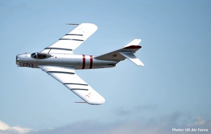 ドーバー米空軍基地で開催されたエアショーでパフォーマンスを行うMiG-17ジェット戦闘機！