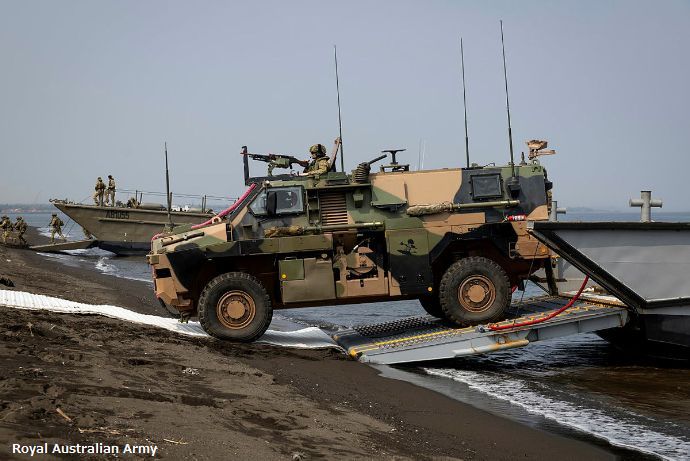 オーストラリア陸軍とインドネシア国軍の合同演習…ブッシュマスター装輪装甲車が上陸！