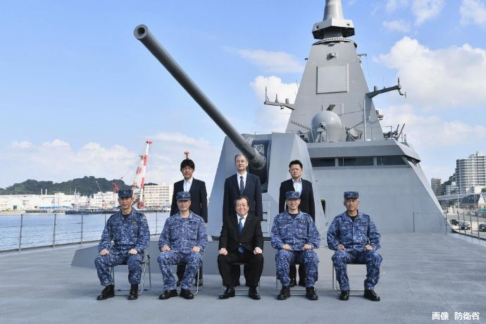 浜田防衛相が海自横須賀基地を視察、最新型のステルス護衛艦「もがみ」に期待感！
