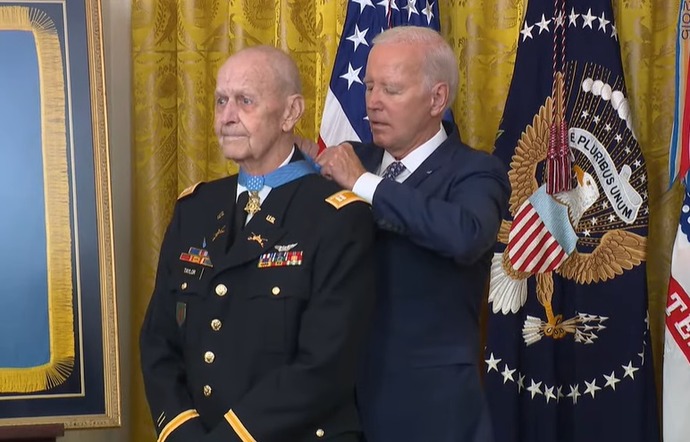 ベトナム戦争で命令に背いて仲間の兵士を救出した元ヘリパイロットに軍最高位の「名誉勲章」を授与！