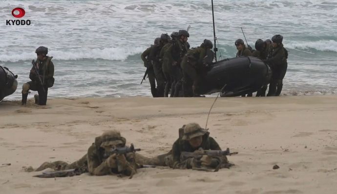 離島奪還を想定した日米共同訓練を徳之島と喜界島で実施…市民団体が訓練に反対する姿も！