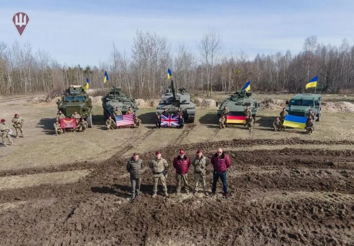 ウクライナに欧米供与の戦車・装甲車第1陣が到着…英チャレンジャーや米ストライカーなど！