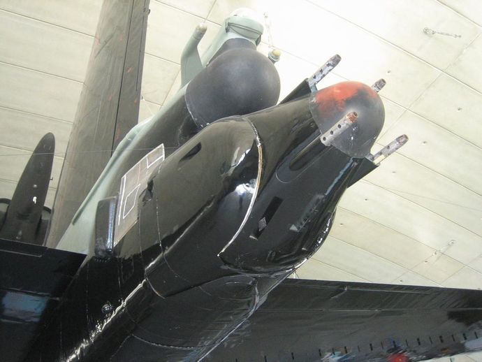 1280px-B52_tail_turret