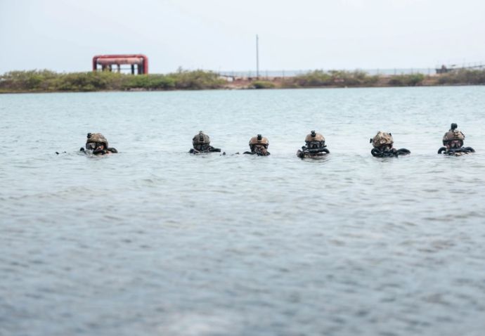 米海兵隊偵察大隊とオランダ軍海兵隊が二国間訓練で海上から偵察上陸の手順を確認！