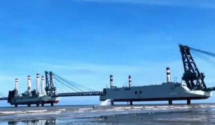 中国軍が台湾上陸訓練か、移動式桟橋を搭載した船団を複数展開・民間の大型貨物船も参加…衛星画像分析！