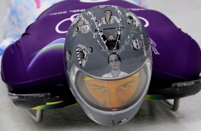 ウクライナ選手、ヘルメットに侵攻で犠牲の選手らの写真…IOCが規則違反と警告！