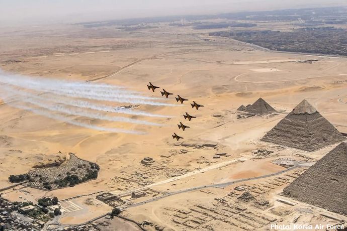 ピラミッドの上空で韓国空軍機がエアショー、エジプト政府は軽攻撃機FA-50の導入を検討！