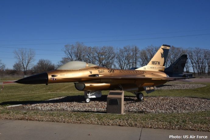 ゴールド記念塗装されたアイオワ州空軍のF-16戦闘機！