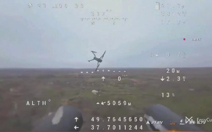 ウクライナ軍、「二連装散弾銃装備ドローン」でロシアのドローンを狩り始める！
