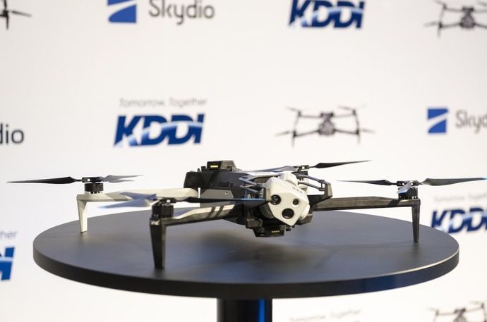 KDDI、最強ドローン「Skyido X10」を発表…全国1000箇所のローソンの屋根に配備！