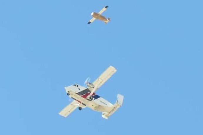 Glider-being-chased-by-SC-7-Skyvan