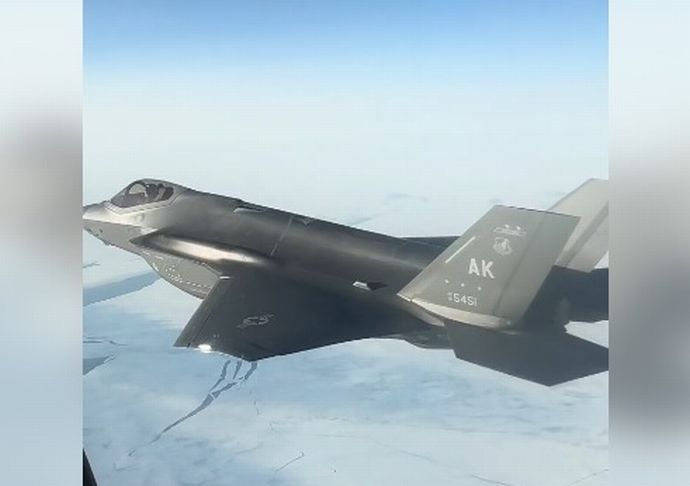 右にも左にもロシア機…米ステルス戦闘機コックピットから見た衝撃の光景！