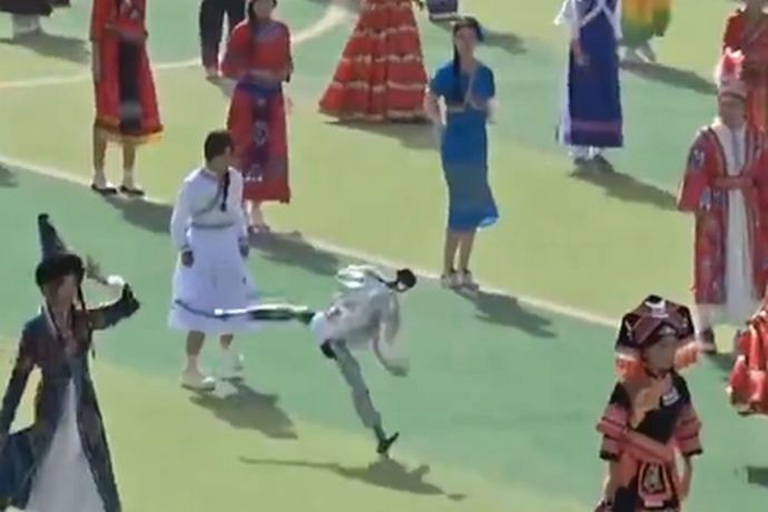 中国の大学運動会で人型ロボットが制御不能に…学生に向かってキック！