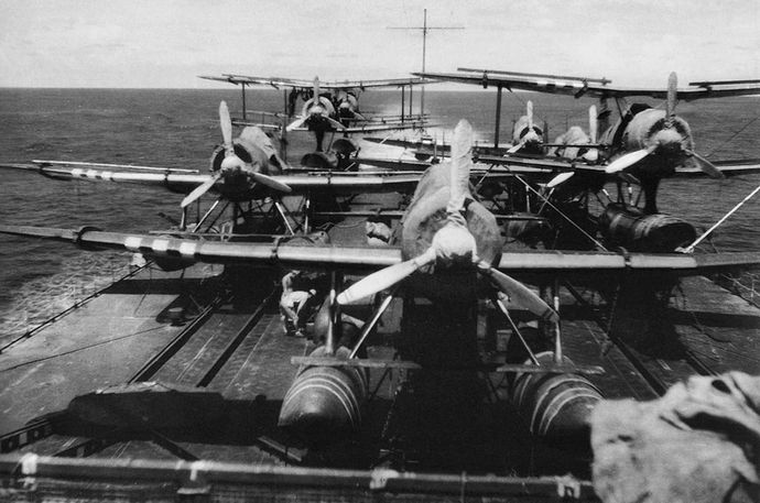 Mogami_1943_aircraft_deck_view