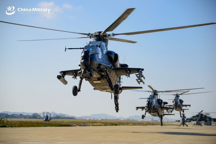 中国軍陸軍航空旅団所属のZ-10攻撃ヘリコプターが飛行訓練！