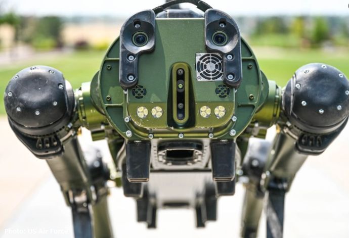 米宇宙空軍基地で司令を待つ四足歩行ロボット「CHAPPIE」…化学・生物・放射線・核対応！