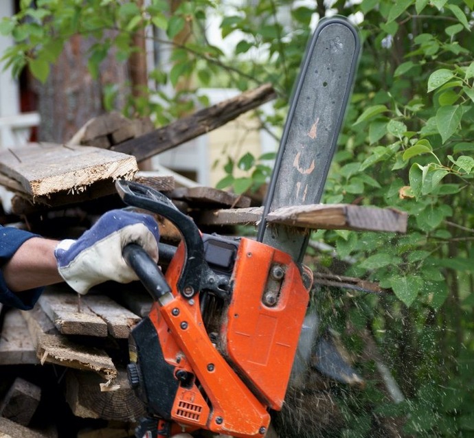 「チェーンソー振り回している男がいる」鮮魚店から通報…72歳の男逮捕！