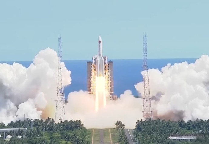 中国独自の宇宙ステーション「天宮」の実験棟「問天」を搭載した長征5号Bロケット打ち上げ！
