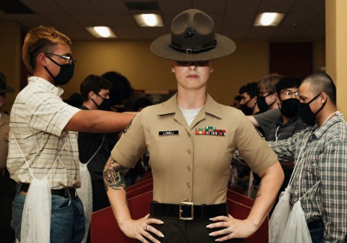 米海兵隊第3新兵訓練大隊の訓練指導員は新人に厳しい訓練の心構えを諭します！