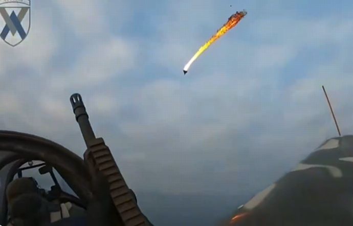 ソ連時代のYak-52訓練機から、ライフルを使って自爆ドローン「シャヘド136」を撃ち落とす！