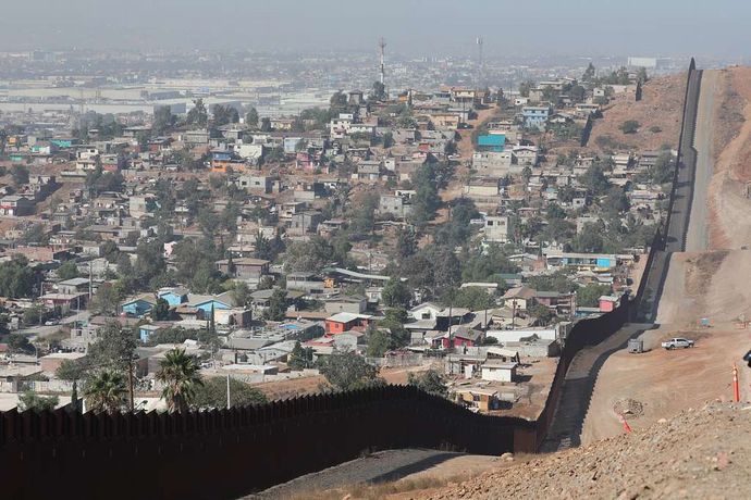 カマラ・ハリス副大統領「メキシコ国境に壁を作る」！
