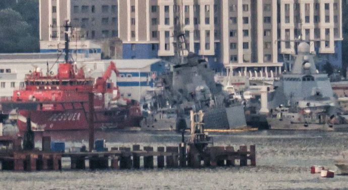 ドローン攻撃で損傷のロシア軍揚陸艦、横転しないように必死に支えてる…こりゃ廃船だわ！