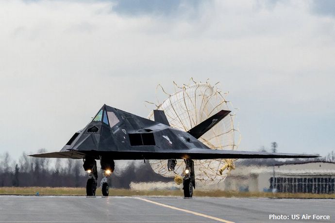 統合演習「ノーザン・エッジ23-1」で、米空軍のステルス攻撃機F-117ナイトホークが飛行！