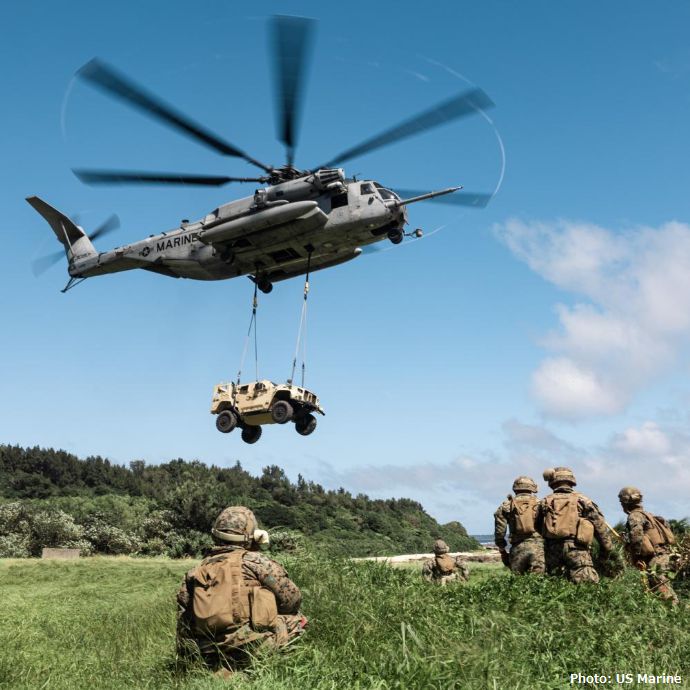 在日米海兵隊がCH-53E大型輸送ヘリで汎用軍用車両L-ATVの吊り上げ輸送訓練を実施！