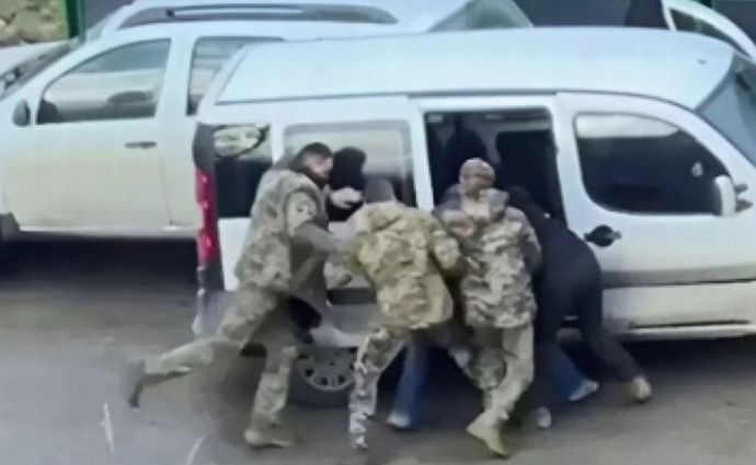 ウクライナで脱走者が増加…市民は暴力的な強制徴兵に抵抗！