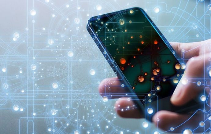 フランス、警察が遠隔でスマートフォンのカメラやマイクを作動させて人々を監視できる法案が可決！
