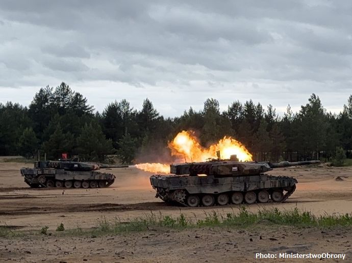 ポーランド陸軍装甲部隊が主力戦車レオパルト2A5で実弾射撃訓練を実施！