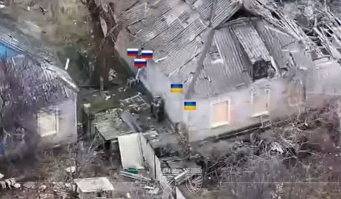 ポクロフスクでウクライナ軍とロシア軍が近接市街戦…TM-62M対戦車地雷で占拠された家を爆破！