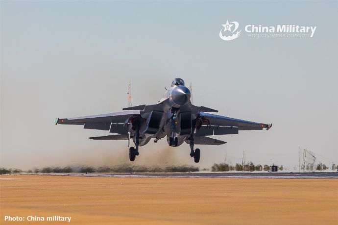 中国海軍のJ-15艦載戦闘機が空母での離着艦を想定した陸上訓練を実施！