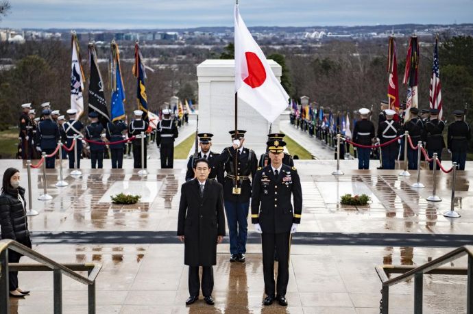 岸田首相、米アーリントン国立墓地を訪問し「無名戦士の墓」に献花！