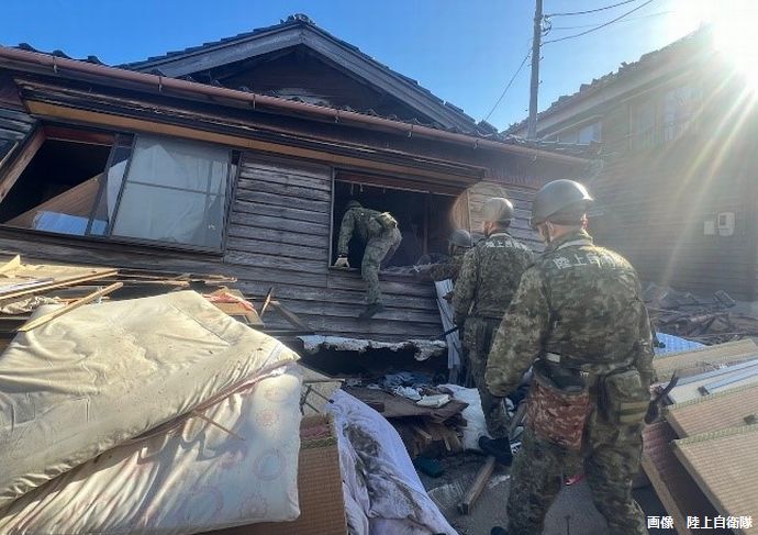 自衛隊、輪島市の倒壊ビルから3人救助…陸海空3自衛隊が被災地で救助活動！