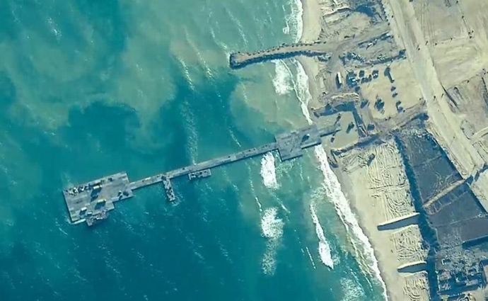 米軍が沿岸に設置した桟橋から支援物資の輸送開始…運んでいたトラックを住民が襲撃！