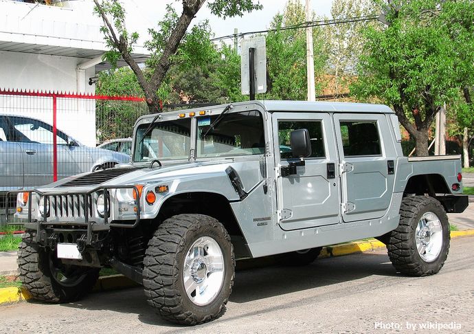 無免許で巨大SUVハマー運転したとして会社役員の男(28)を逮捕…過去にも無免許＆事故、一度も免許を取得せず！