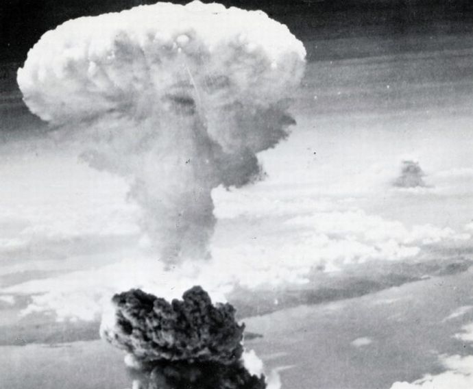 米軍の長崎原爆投下時映像の背後に別の空襲の黒煙…大戦末期 ...
