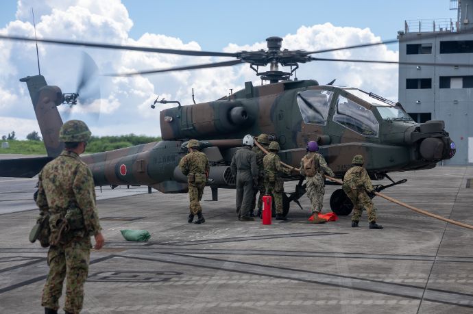 伊江島飛行場で米海兵隊が陸自攻撃ヘリAH-64Dの地上給油を支援！